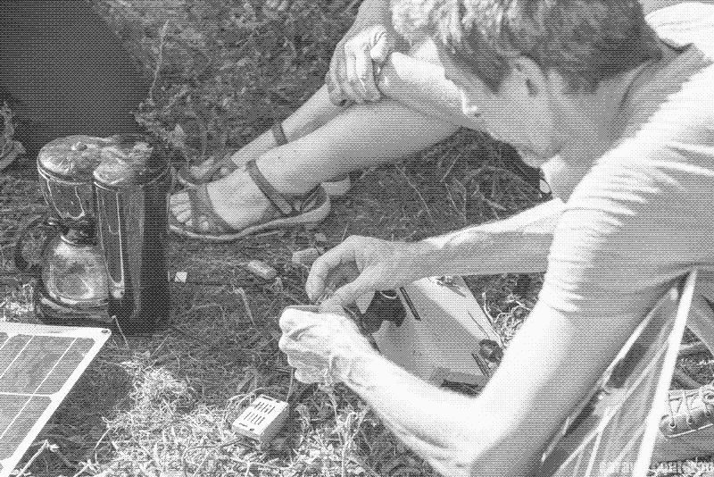 Connnecting a 12V coffee maker to a solar panel. Photo by Sarah Vercauteren.