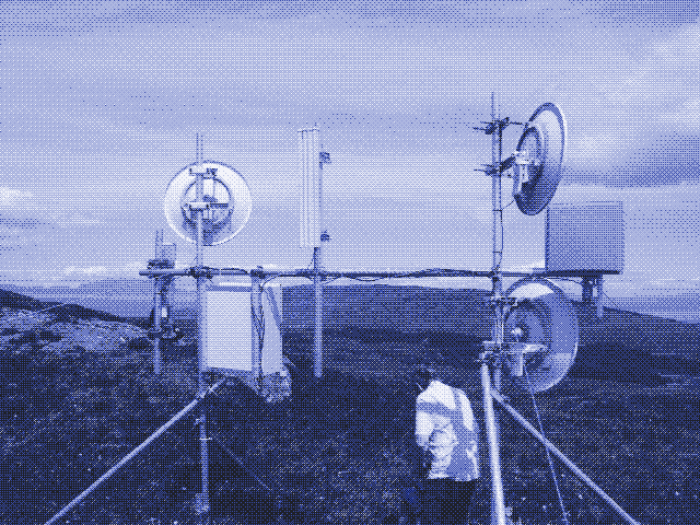 Foto: Un repetidor con tres enlaces punto a punto y tres antenas sectoriales. Tegola