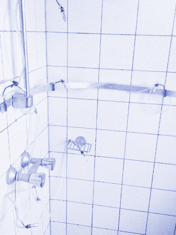 Foto:Una ducha de niebla de 6 boquillas en el baño del diseñador Jonas Görgen. Imagen: Jonas Görgen.