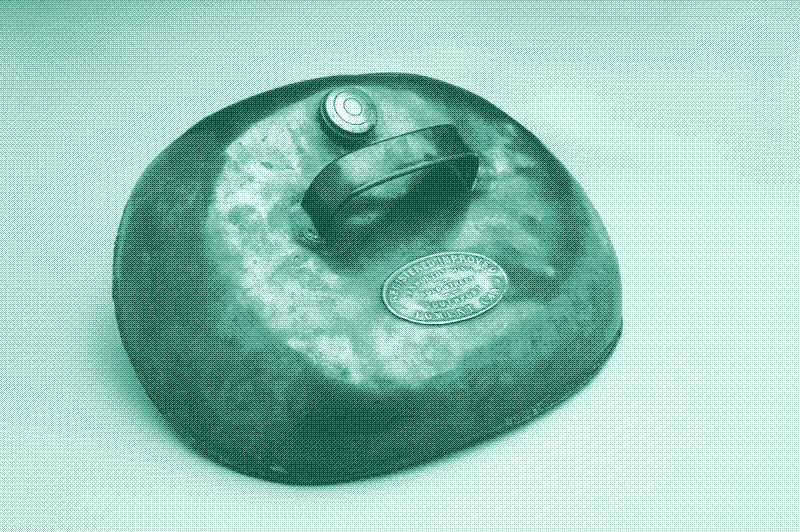 Una lata de fomento se llena de agua caliente y se usa de manera muy similar a una bolsa de agua caliente para aplicar calor al cuerpo. La fomentación significa &ldquo;aplicar líquidos calientes para tratar la piel&rdquo;. Esta lata en forma ovalada está curvada para adaptarse al cuerpo. Fabricante: Kenworthy Son and Company. Lugar de fabricación: Southport, Sefton, Merseyside, Inglaterra, Reino Unido. Fuente: Science Museum, Londres. (CC BY 4.0). https://wellcomecollection.org/works/gf42542b.
