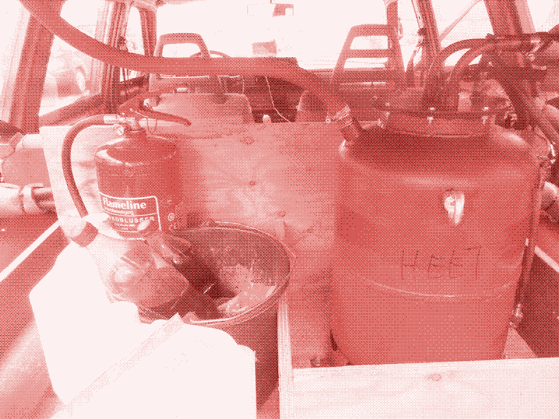 Imagen: Botellas de combustible de plástico. Crédito de la imagen: Kris De Decker.