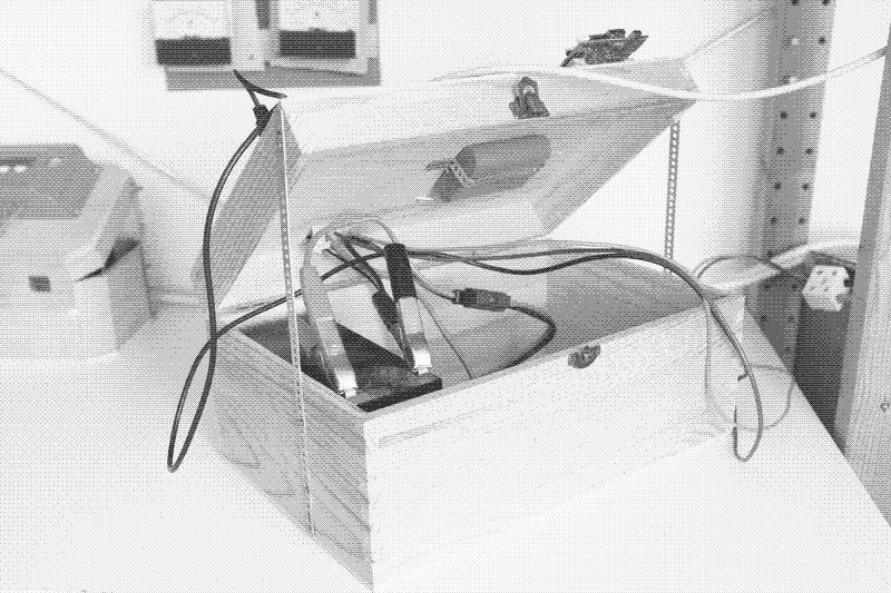 Foto: Primer prototipo con batería de plomo-ácido (12V 7Ah) a la izquierda, y batería Li- Po UPS (3,7V 6600mA) a la derecha. La batería de plomo-ácido proporciona la mayor parte del almacenamiento de energía, mientras que la batería Li-Po permite que el servidor se apague sin ocasionar daños en el hardware (esta será reemplazada por una batería Li-Po mucho más pequeña).