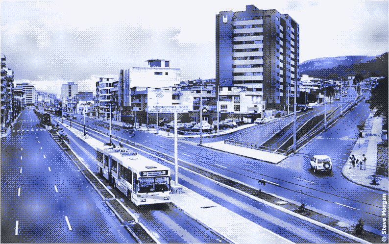 Image : Des trolleybus à Quito, en Équateur.