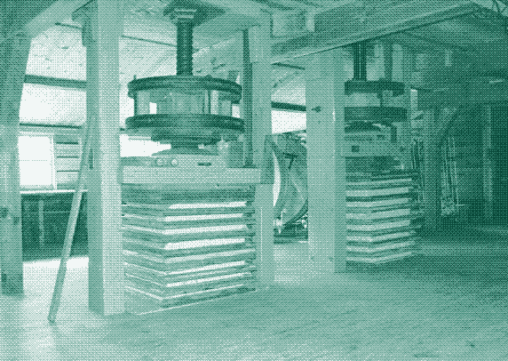 Image : L’intérieur d’une papeterie alimentée par énergie éolienne. Source : Penterbak.