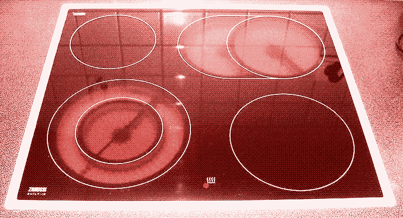 Une plaque de cuisson électrique en vitrocéramique (Source : Wikimedia). Moins efficace qu&rsquo;un feu ouvert bien entretenu.