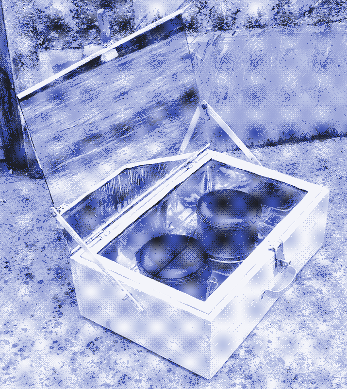 Une cuisinière solaire low-tech. Image : Wikipedia Commons.