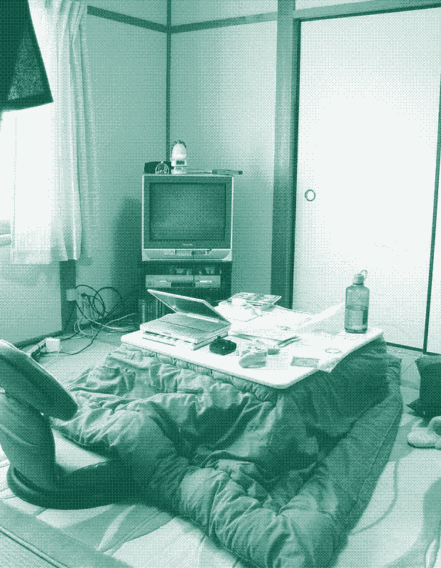 Chauffer les personnes et non les espaces: Un kotatsu japonais. Tim Notari (tastefulTN). CC BY-SA 2.0, Wikipedia Commons.