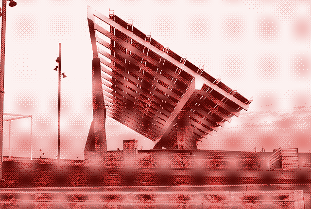 Image : un grand panneau solaire à Barcelone.