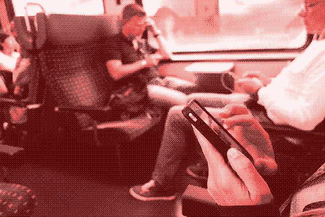 Les trains consomment peu. On ne peut pas en dire autant des téléphones. Image : Nicolas Nova.