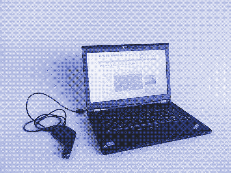 Mon ordinateur portable avec cordon d’alimentation en courant continu.