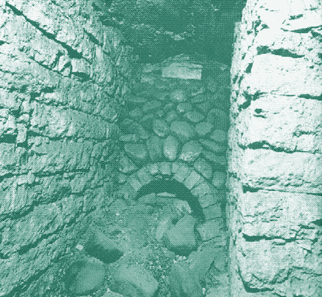 Restes d’un hypocauste à Tallinn, Estonie. Source : [^5] Kaarel Truu, 2016. La pièce de chauffe souterraine de l’hypocauste et la chambre chauffée du rez-de-chaussée des maisons de Tallinn étaient généralement reliées par un escalier.
