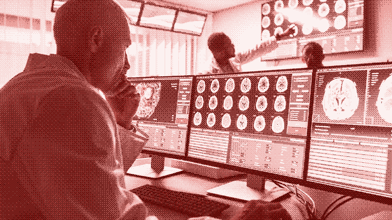 Scientifique travaillant sur la guérison des tumeurs cérébrales dans un centre de Recherche. Source: iStock.