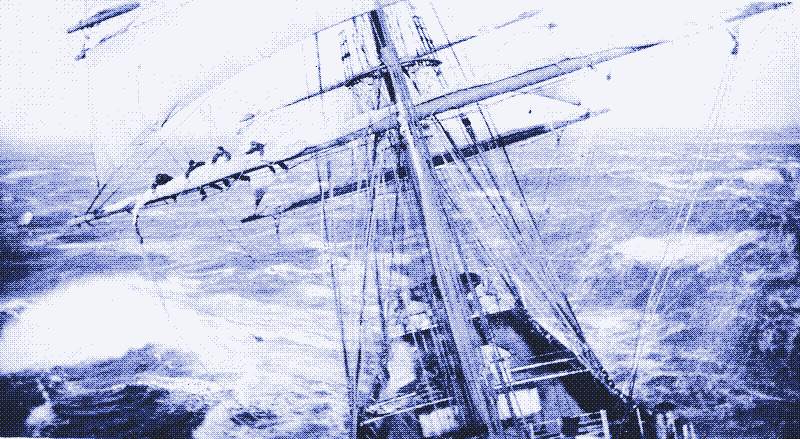 À bord du navire Garthsnaid en mer. Une vue depuis le haut du gréement. Image d’Allan C. Green, vers 1920.