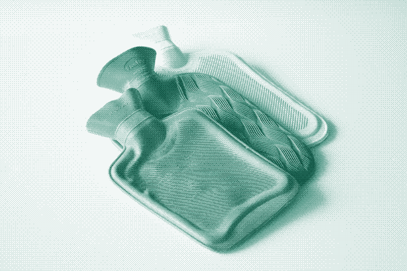 Bouillotte en caoutchouc et en PVC. Image par Marie Verdeil.
