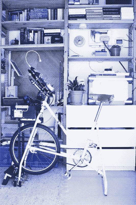 Image : Le vélo générateur à côté du système solaire photovoltaïque. L&rsquo;objectif final est de combiner les deux systèmes d&rsquo;alimentation.