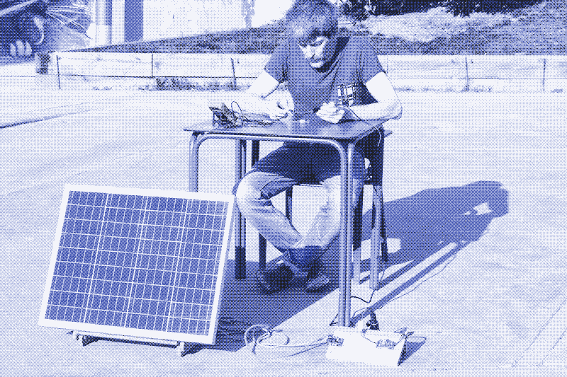 Image : Soudure à l’énergie solaire directe. Photo : Marie Verdeil. Regarder la vidéo.