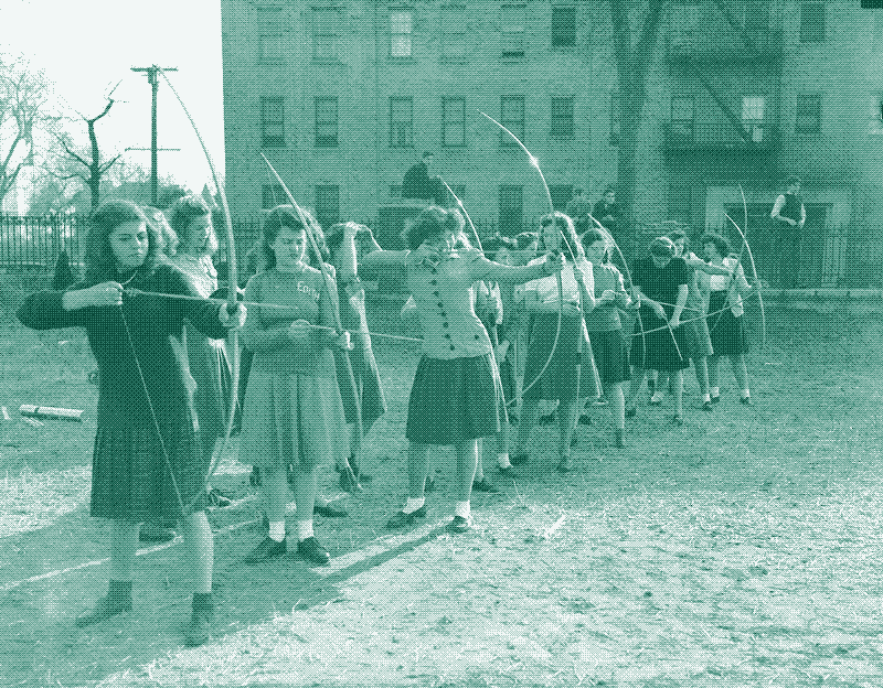 Image : Entraînement de tir à l’arc au lycée, 1962. Source : The Newark Public Library. Internet Archive.