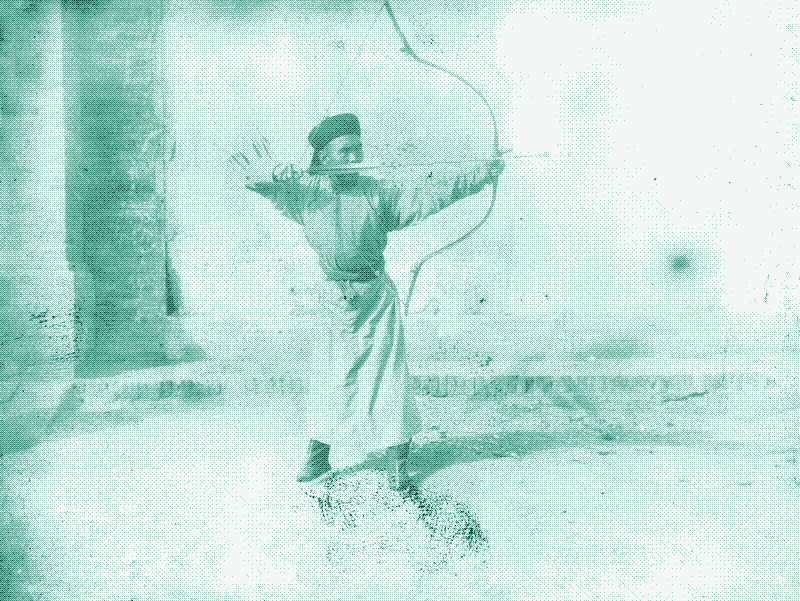 Image : Un archer mandchou bandant son arc en composite avec relâchement avec le pouce. Source : Klopsteg, Paul Ernest. « Turkish archery and the composite bow: a review of an old chapter in the chronicles of archery and a modern interpretation. » (Le tir à l’arc turc et l’arc composite : critique d’un ancien chapitre dans l’histoire du tir à l’arc et une interprétation moderne) (1947).