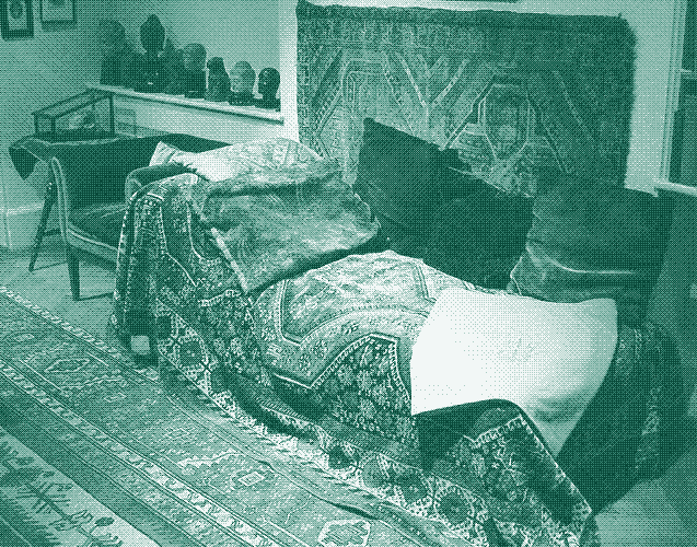 Image : Le divan de Sigmund Freud au Musée Freud de Londres. La pièce comporte un tapis au sol, au mur, sur le canapé, ainsi que des coussins. Crédit photo : Robert Huffstutter (CC BY 2.0).
