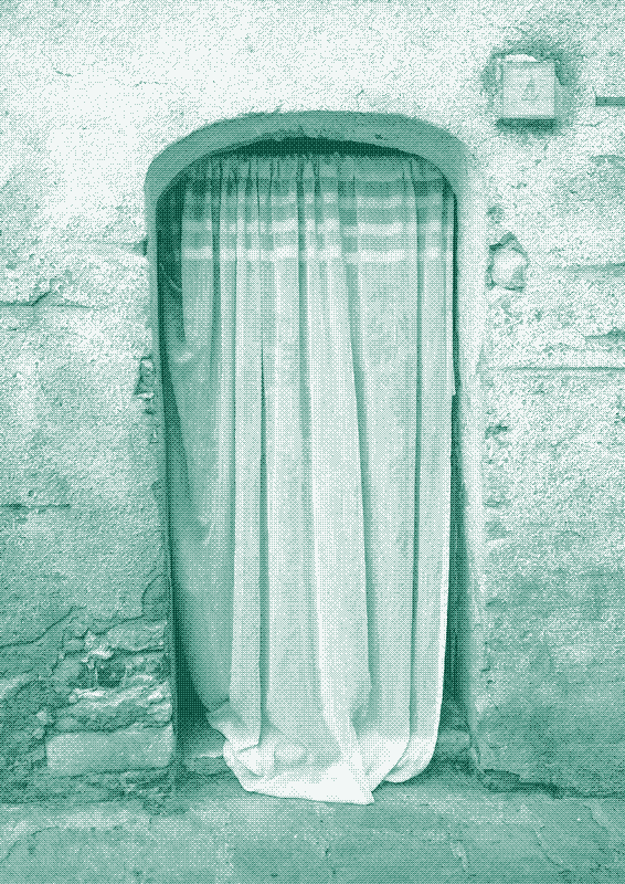Image : Rideau de porte voilant une entrée de maison à Tolve, en Italie, 2019. Crédit photo : Jules Verne Times Two (CC-BY-SA-4.0).