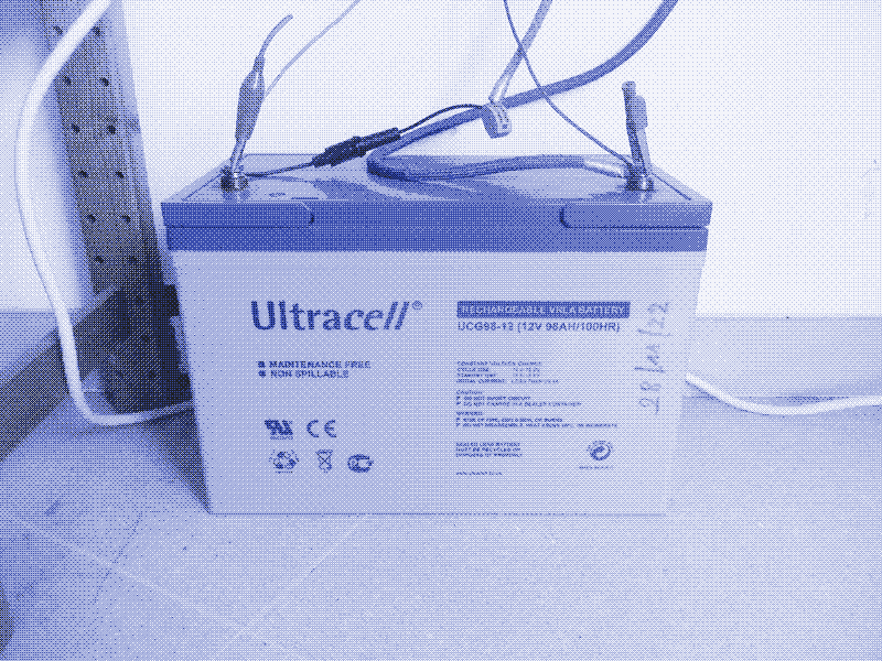 Immagine: la batteria al piombo da 100 Ah che alimenta il soggiorno dopo il tramonto. Foto: Kris De Decker.