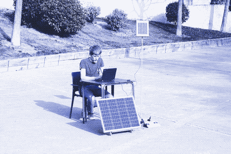 Immagine: un laptop alimentato direttamente dall&rsquo;energia solare. Foto: Marie Verdeil.