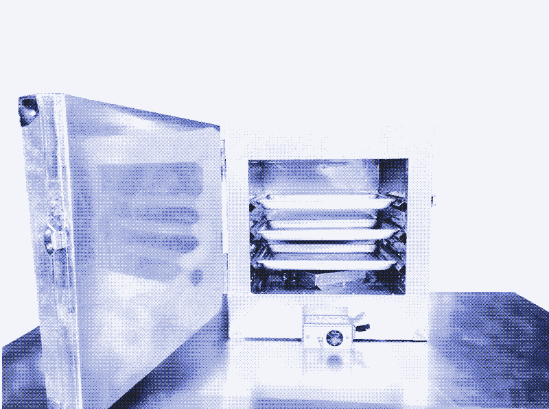 Immagine: ispirandosi al lavoro di Cal Poly, Living Energy Farm ha anche sviluppato una serie di fornelli solari elettrici, uno dei quali è in vendita sul loro sito web. Il Roxy Oven può essere utilizzato come piastra riscaldante o come forno, per cuocere il pane ad esempio. La porta rimane chiusa anche quando viene utilizzata come piastra riscaldante. Questo fornello solare non ha accumulo di energia.