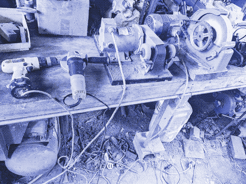 Immagine: diversi strumenti del laboratorio presso la Living Energy Farm, la maggior parte dei quali funziona con energia solare diretta. Immagine: Alexis Zeigler.