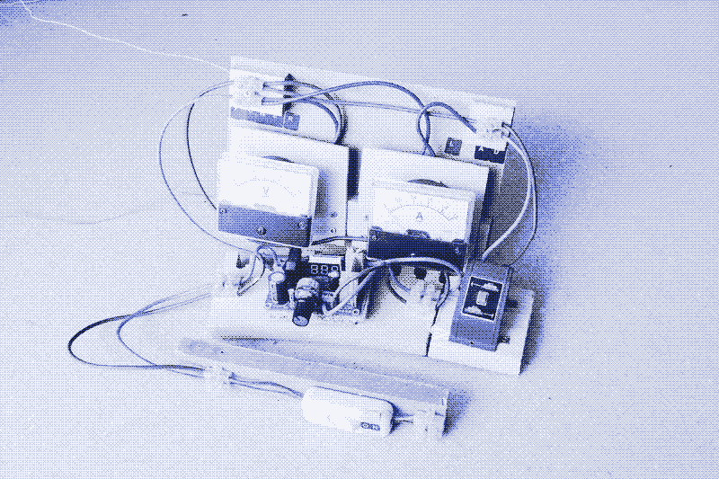 Immagine: un regolatore di energia solare personalizzato per un modellino di treno a energia solare diretta. Ha un regolatore di tensione invece di un convertitore DC-DC. Un convertitore DC-DC riduce la tensione di uscita a un valore prestabilito non correlato alla tensione di ingresso. Un regolatore di tensione, invece, riduce la tensione di uscita rispetto alla tensione di ingresso.  Foto di Marie Verdeil.