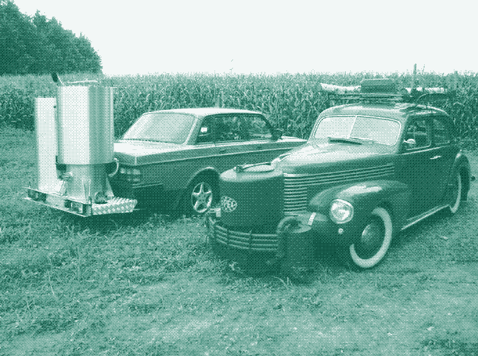Afbeelding: een nieuw gebouwde houtgasauto door Dutch John, geparkeerd naast een voorloper uit de Twee Wereldoorlog. Foto: Dutch John.