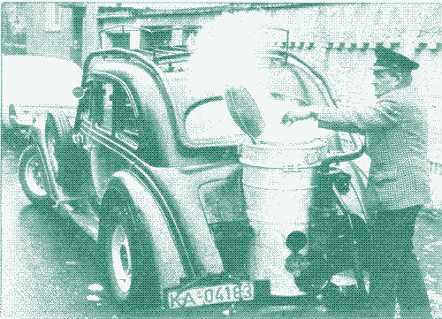 Afbeelding: tanken met een houtgasauto.
