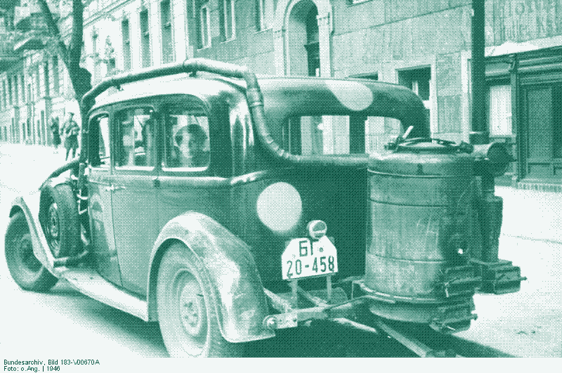 Een houtgasauto, Berlijn, 1946. Bundesarchiv, Bild 183-V00670 (CC-BY-SA 3.0).