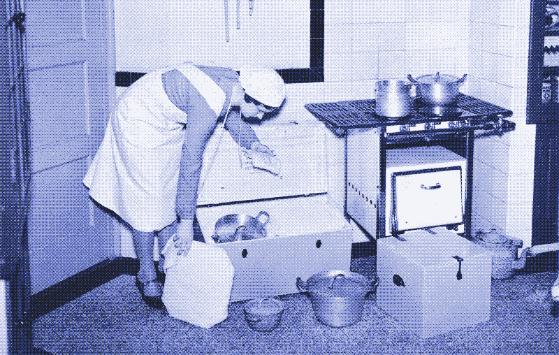 Demonstratie door een huishoudster van een moderne hooikist, 1936. Foto: Het geheugen van Nederland.