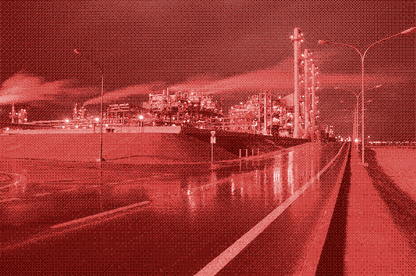 De vermogensdichtheid van een energiebron omvat ook alle bijkomende infrastructuur. Op de foto een olieraffinaderij in Koeweit. Bron: Lokanta, Wikipedia Commons.