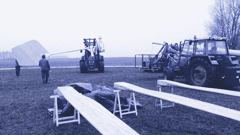 De installatie van een windturbine met houten wieken. EAZ Wind.