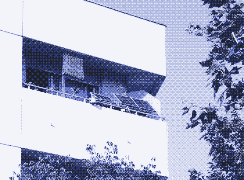 Afbeelding: Rechts op het balkon staan de twee 50W zonnepanelen die de woonkamer van mijn appartement van stroom voorzien. Daarnaast staat het 30W zonnepaneel dat deze website doet werken. Foto: Marie Verdeil.