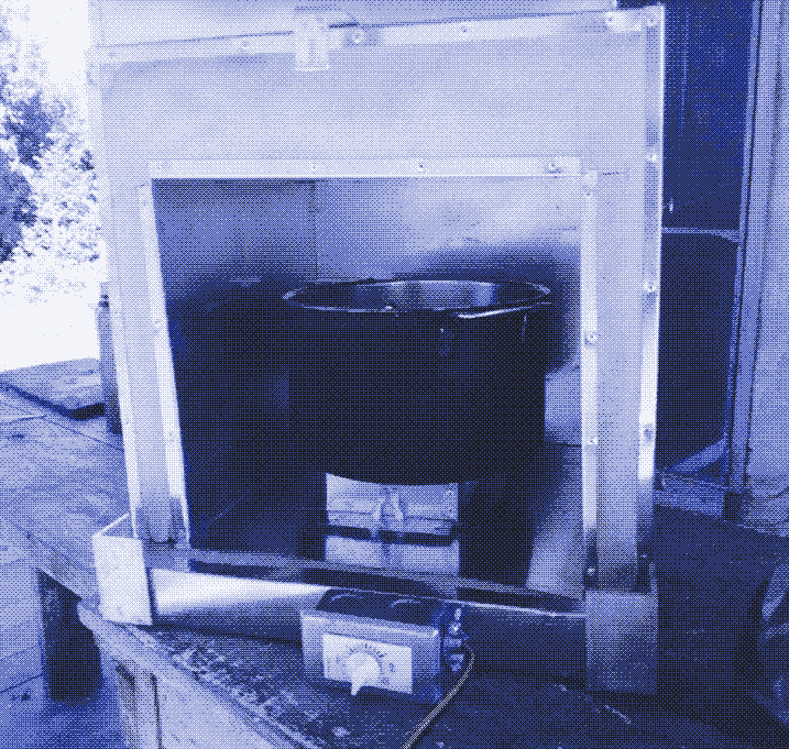 Afbeelding: De Roxy Oven zonder deur en met de glaswol isolatie zichtbaar. Het apparaat – gemaakt in de metaalwerkplaats met directe zonnestroom – werkt op 48V en vereist een zonnepaneel van 200 tot 500 watt. De Living Energy Farm biedt ook aan zonnekoelkast van Sunstar online te koop aan.