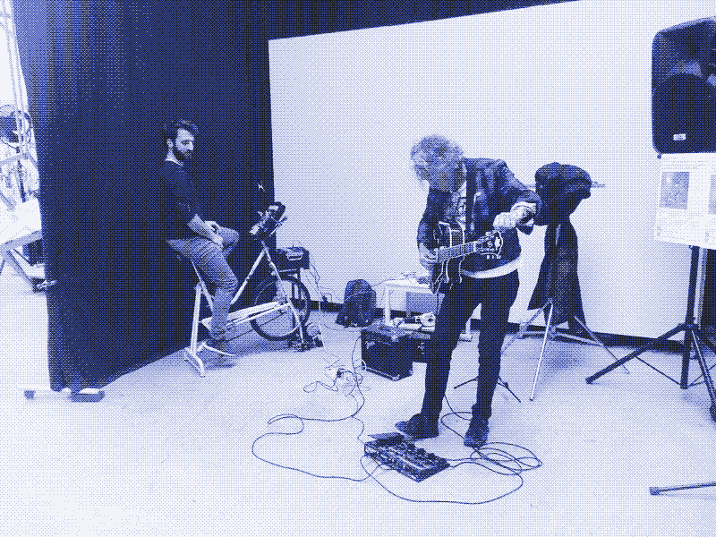 Afbeelding: Een elektrische gitaar op menskracht. Foto: Kris De Decker.