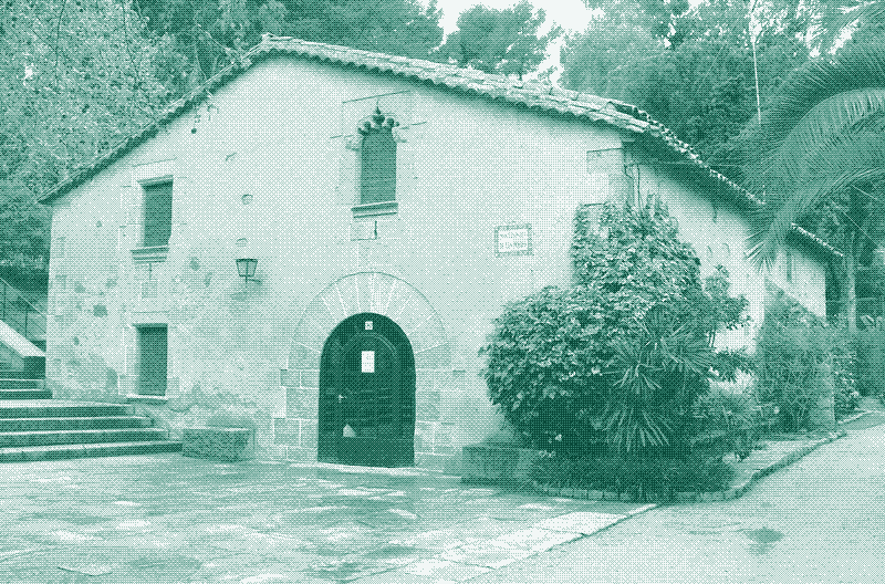 Afbeelding: Een traditionele “Masia” in Arenys de Mar, Catalonië, Spanje, gebouwd in 1570. Het gebouw heeft zeer dikke muren en kleine ramen, die helpen om de binnentemperatuur het hele jaar door stabiel te houden. Afbeelding door Ainhoa P (CC BY 2.0).