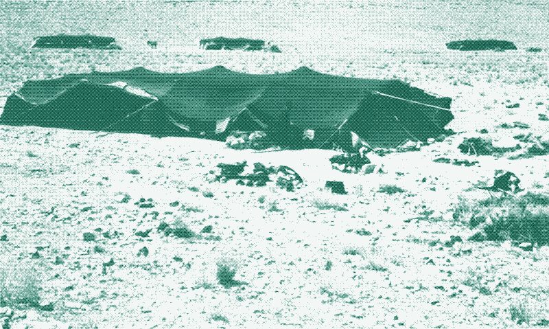Afbeelding: Een kampement van zwarte tenten in Zuid-Jordanië. Bron: Drew, Philip. Tensile architecture, 1979/2019.