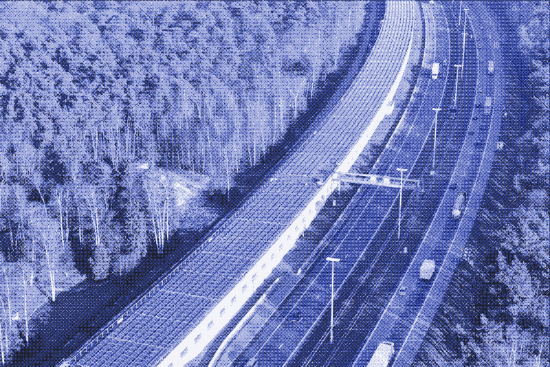 Zdjęcie: Panele fotowoltaiczne pokrywające trakcje kolejową w Belgii, 2016. Źródło: Infrabel.
