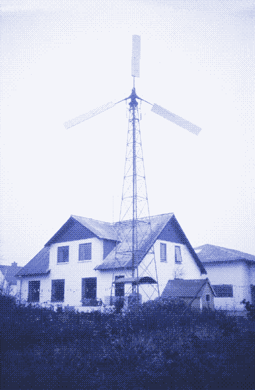 Wiatrak wytwarzający ciepło z hamulcem wodnym umieszczonym w środku podstawy wieży. Wiatrak zbudowany przez Jorgena Andersena w 1975 w miejscowości Serritslev. Autor zdjęcia: Claus Nybroe. Źródło: [^13].