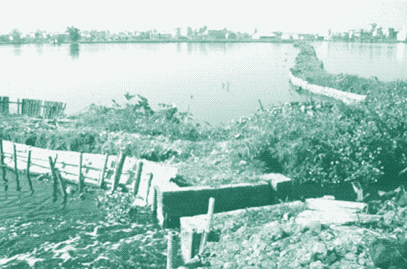 Zdjęcie: Ścieki pompowane do stawów rybnych na przedmieściach Hanoi, Wietnam. Źródło: Edwards, 2005. [^15]
