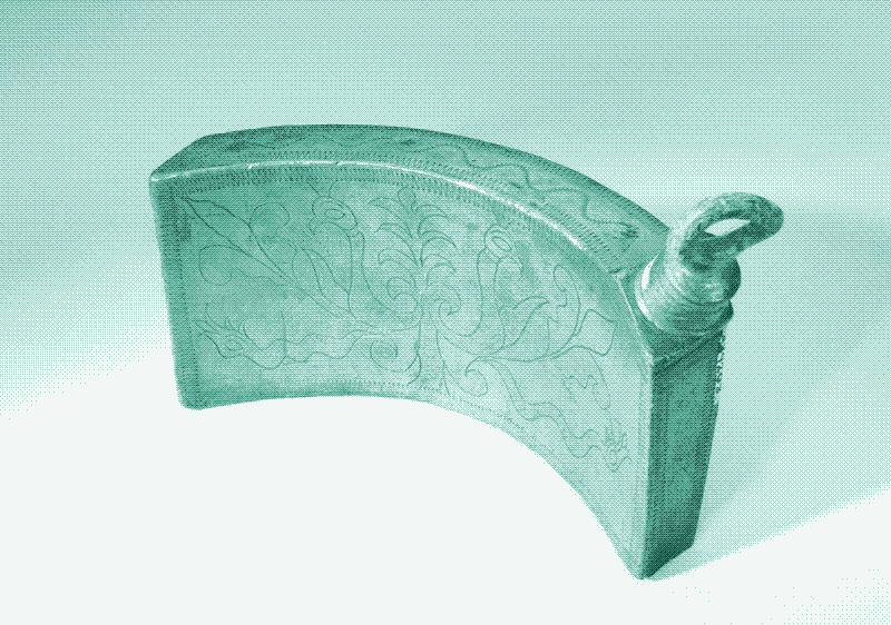 Wygięta, prostokątna butelka na gorącą wodę, Francja, 1751-1810. Wykonana z pewteru, stopu cyny i ołowiu, ta butelka na gorącą wodę ma wygrawerowane ptaki i rośliny, a jej zaokrąglony kształt przylega do ciała. Źródło: Muzeum Nauki, Londyn. (CC BY 4.0). https://wellcomecollection.org/works/g5ufhayn.