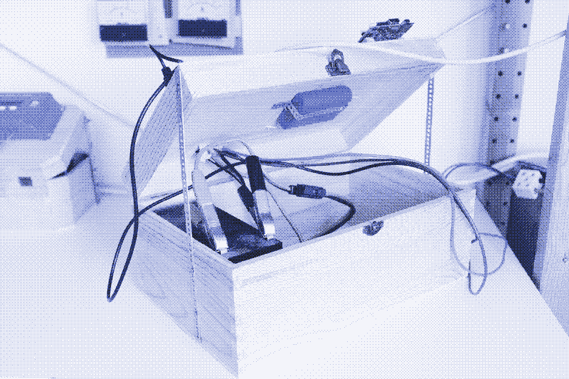 Primeiro protótipo com bateria chumbo-ácido (12V 7Ah) à esquerda, e bateria UPS Li-Po (3,7V 6600mA) à direita. A bateria chumbo-ácido fornece a maior parte do armazenamento de energia, enquanto a bateria Li-Po permite que o servidor se desligue sem danificar o hardware (será substituída por uma bateria Li-Po muito mais pequena).
