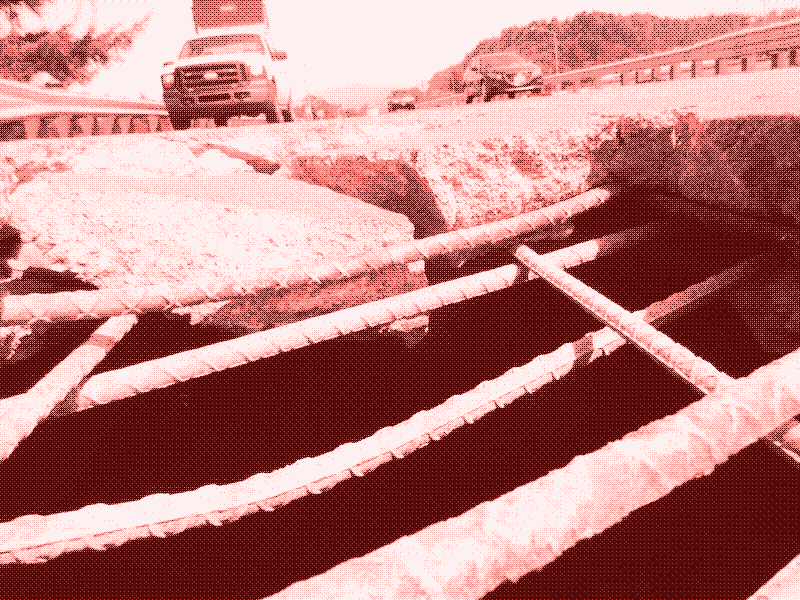 Görüntü: Betonarme yer üzerindeki birincil yapı malzemesi. ABD’deki Interstate 84 otoyolunda bir delik. Görüntü Wikimedia Commons’dan, Oregon Ulaşım Bakanlığı’ndaki Tony George’ca çekilmiş. (CC BY 2.0)