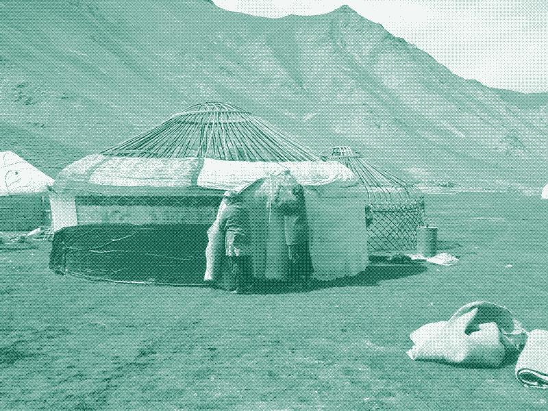 Hình ảnh: Phụ nữ Kyrgyzstan đặt lớp phủ nỉ lên lều kibitka, 2010. Tín dụng ảnh: Raki_Man (CC BY 3.0).